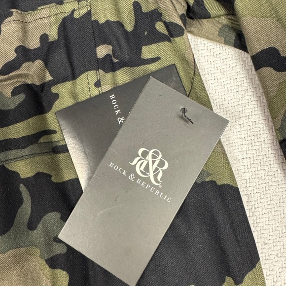 Rock & Republic Camouflage button up. NWT. Size XS. - Picture 3 of 9